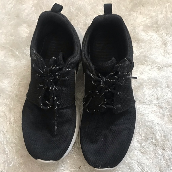 Women’s black Nike Roshe - Picture 2 of 4